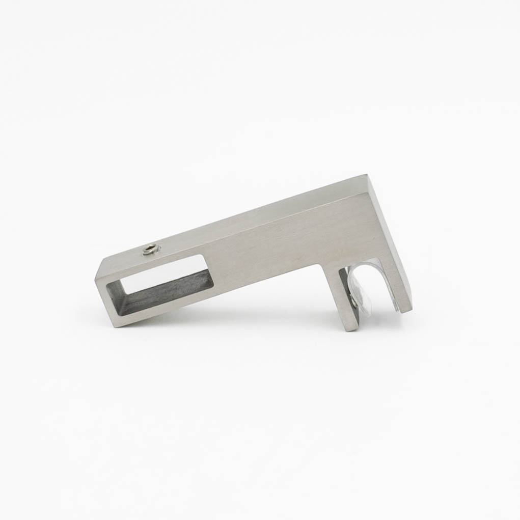 Conector inox ABRAGLASS S430 SSS țeavă–sticlă satinat pentru bară dreptunghiulară 20×20 mm și sticlă 8–10 mm.