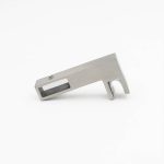 Conector inox ABRAGLASS S430 SSS țeavă–sticlă satinat pentru bară dreptunghiulară 20×20 mm și sticlă 8–10 mm.