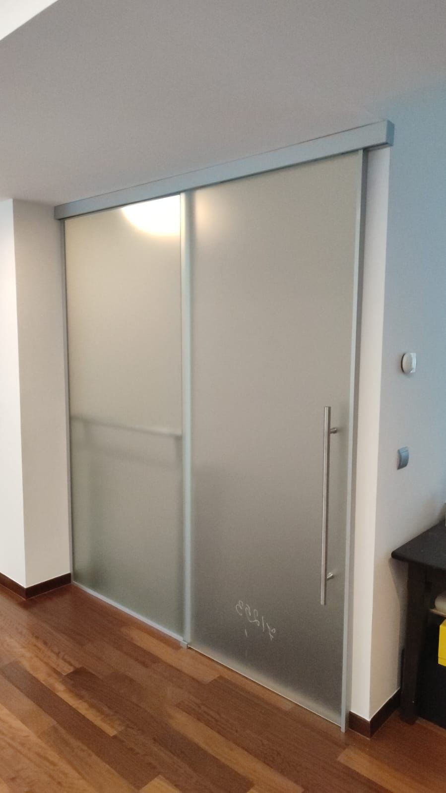 Șină simplă S701A SWIFT din aluminiu eloxat pentru uși glisante din sticlă. Compatibilă cu kiturile S700 SWIFT. Bare 2–6 m.